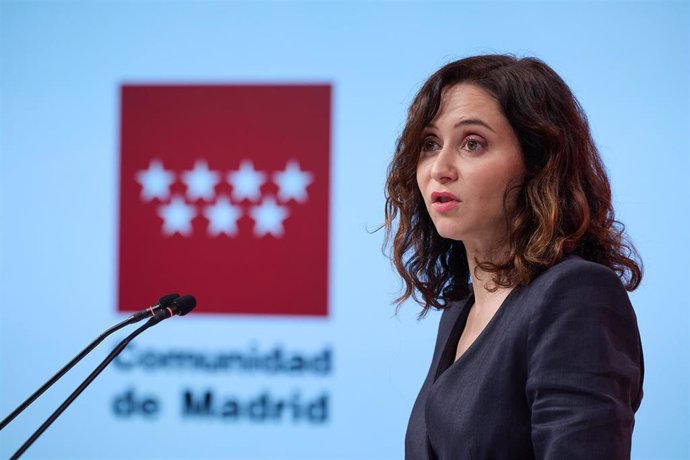 La presidenta de la Comunidad de Madrid, Isabel Díaz Ayuso, ofrece una rueda de prensa tras la reunión del Consejo de Gobierno, en la Real Casa de Correos, a 26 de diciembre de 2024, en Madrid (España).