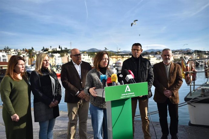 La delegada Gobierno andaluz en Málaga, Patricia Navarro, en la  lonja pesquera de Caleta de Vélez junto con la patrona mayor de la Cofradía de Pescadores de Caleta de Vélez, entre otros