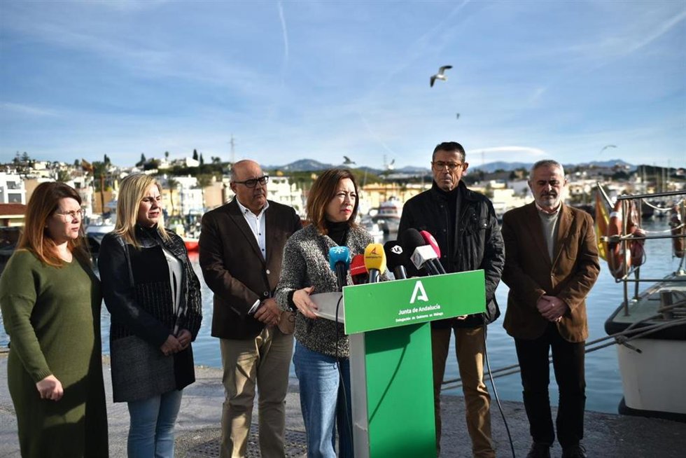 La delegada Gobierno andaluz en Málaga, Patricia Navarro, en la lonja pesquera de Caleta de Vélez junto con la patrona mayor de la Cofradía de Pescadores de Caleta de Vélez, entre otros