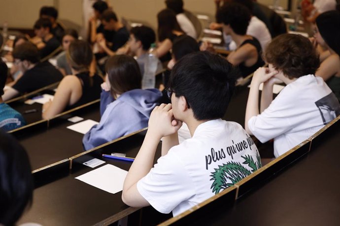 Imagen de archivo - Estudiantes en un aula el primer día de los exámenes de selectividad, en Barcelona, Catalunya (España). 