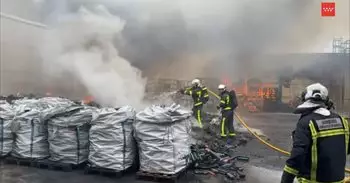 Nueve dotaciones de Bomberos extinguen el incendio de una nave de reciclado de cartuchos de tóner en Parla