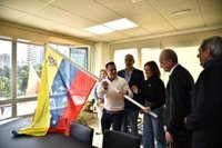 PP de Málaga despliega una bandera de Venezuela para reconocer a González Urrutia presidente y como símbolo de libertad