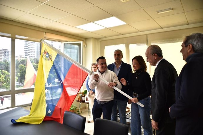 PP de Málaga despliega una bandera de Venezuela para reconocer a González Urrutia presidente y como símbolo de libertad.