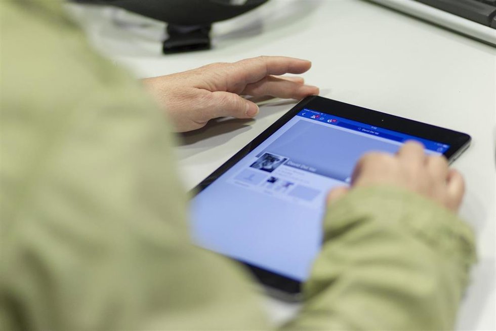 Archivo - Una persona en redes sociales