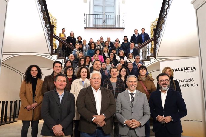 El secretario autonómico de Turismo, José Manuel Camarero, y el diputado provincial de Valencia, Pedro Cuesta, se han reunido con los alcaldes, concejales y técnicos para coordinar la participación en Fitur