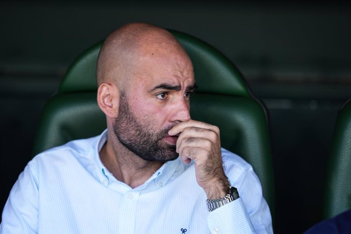 Archivo - Claudio Giraldez, head coach of RC Celta de Vigo, looks on during the Spanish league, LaLiga EA Sports, football match played between Real Betis and RC Celta de Vigo at Benito Villamarin stadium on November 10, 2024, in Sevilla, Spain.