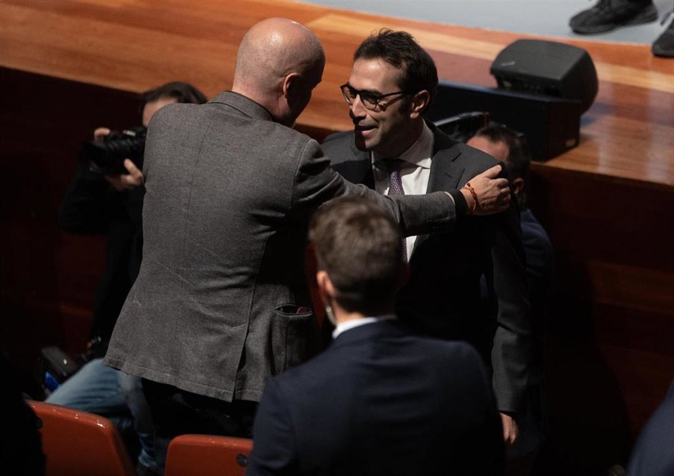 El ministro de Economía, Comercio y Empresa, Carlos Cuerpo (d), saluda al secretario general de CCOO, Unai Sordo (i), durante el acto 'España en Libertad'.
