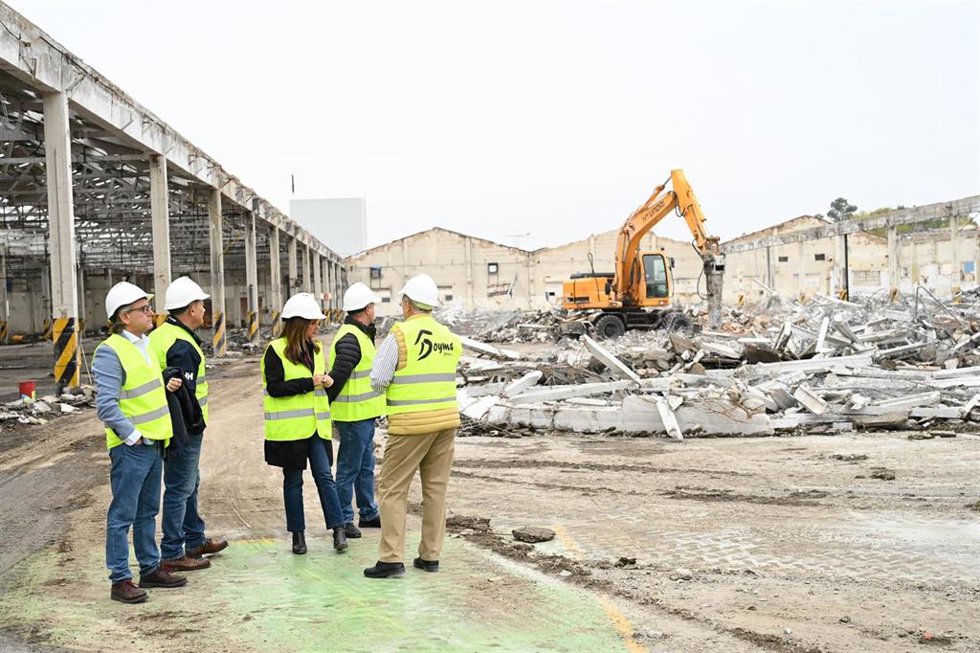 Archivo - Visita a los trabajos de demolición de la nace C en el Parque Empresarial Santana. (Foto de archivo).
