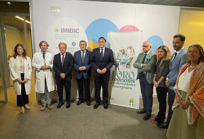 Archivo - Villamandos (centro), con Fuentes (3º izda.) y Astudillo (4º dcha.), en la inauguración del Foro sobre Zoonosis. (Foto de archivo).