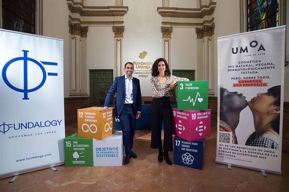 Archivo - El director general de Fundalogy, Javier de Pro, y la CEO de Umoa Care, Mafalda Soto, han firmado el acuerdo por el que Fundalogy impulsa a esta empresa que destina el 10% de sus beneficios a la prevención del cáncer en personas con albinismo 