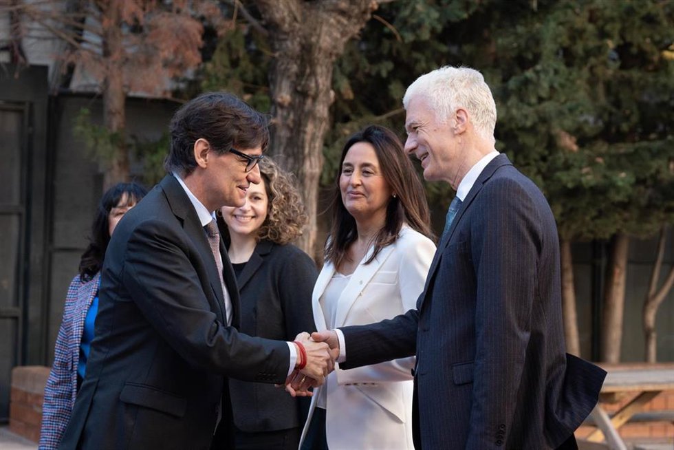 El presidente de la Generalitat, Salvador Illa (i), la consellera de Educación y Formación Profesional, Esther Niubó (2d), y el director de Educación y Competencias de la OCDE, Andreas Schleicher (d), a su llegada a la visita de la Escuela Marta Mata, a