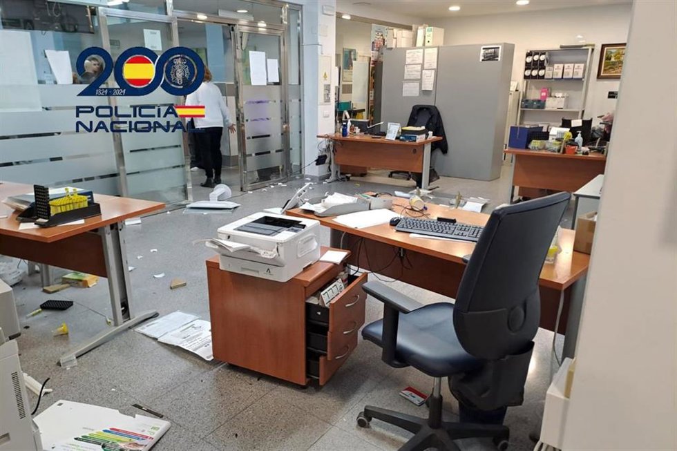 Daños visibles en la oficina de atención al paciente del centro de salud de Las Delicias en Jerez