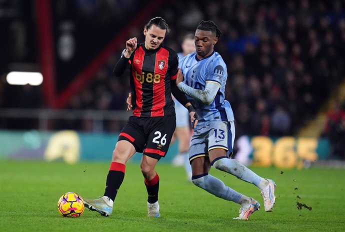 Archivo - 05 December 2024, United Kingdom, Bournemouth: Tottenham Hotspur's Destiny Udogie (R) and Bournemouth's Enes Unal battle for the ball during the English Premier League soccer match between A.F.C. Bournemouth and Tottenham Hotspur at the Vitality