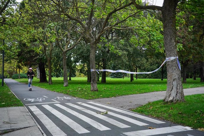 Archivo - Un parque con un cordón policial a causa del viento en Vitoria