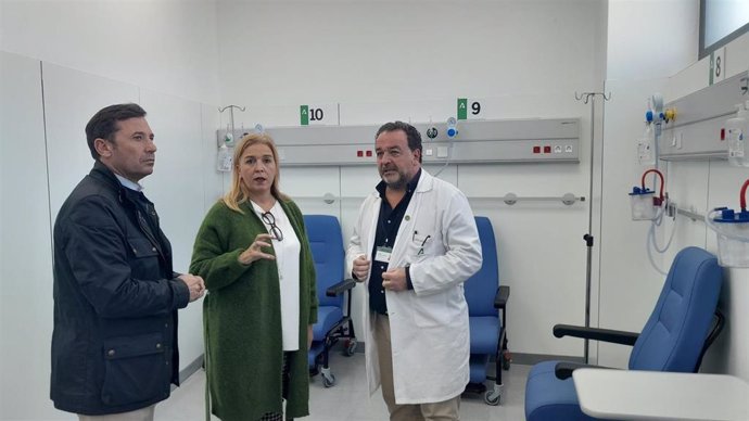 El subdelegado de la Junta en el Campo de Gibraltar, Francisco Javier Ros, la delegada territorial de Salud y Consumo, Eva Pajares, y el gerente del Área de Gestión Sanitaria Campo de Gibraltar Este, Sergio Calderón, en una visita al hospital de La Línea