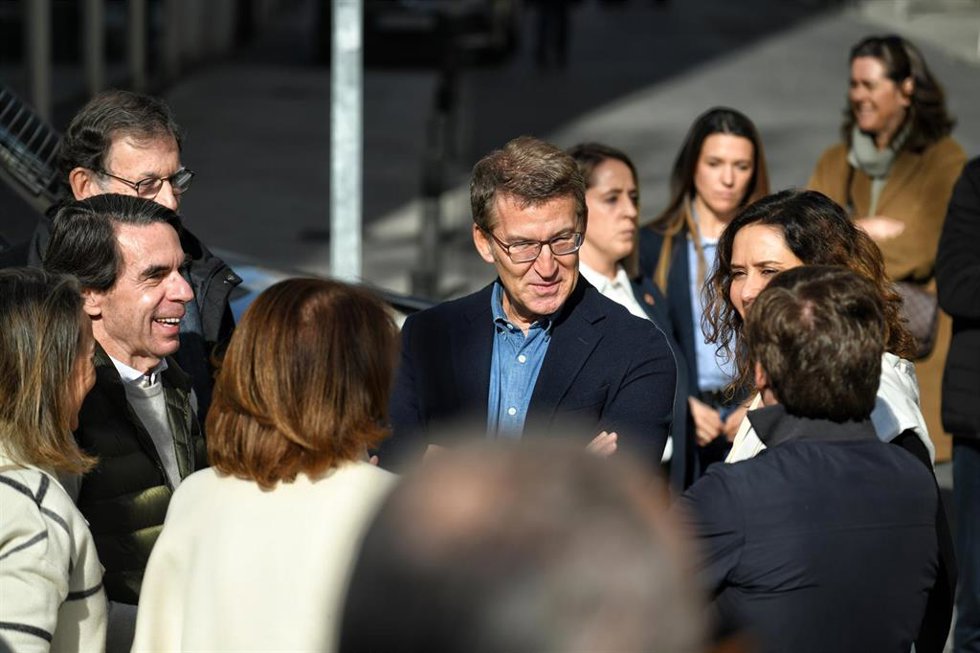 Archivo - (I-D) Los expresidentes del Gobierno, José María Aznar y Mariano Rajoy, el presidente del Partido Popular, Alberto Núñez Feijóo, y la presidenta de la Comunidad de Madrid, Isabel Díaz Ayuso, durante una manifestación convocada por el PP, a 28 