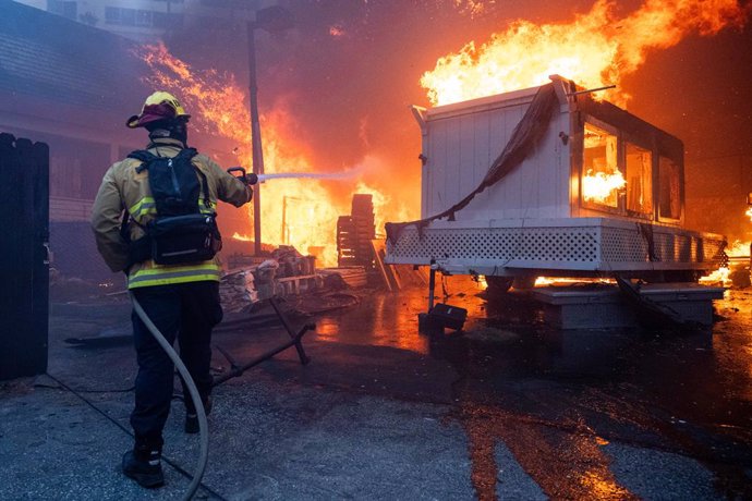 07 January 2025, US, Pacific Palisades: A Cal Firefighter extinguishes the Palisades Fire. Palisades Fire burning through Pacific Palisades, California forcing thousands to evacuate. Fueled by Santa Ana winds the fire currently sits at 1,260 acres and rem