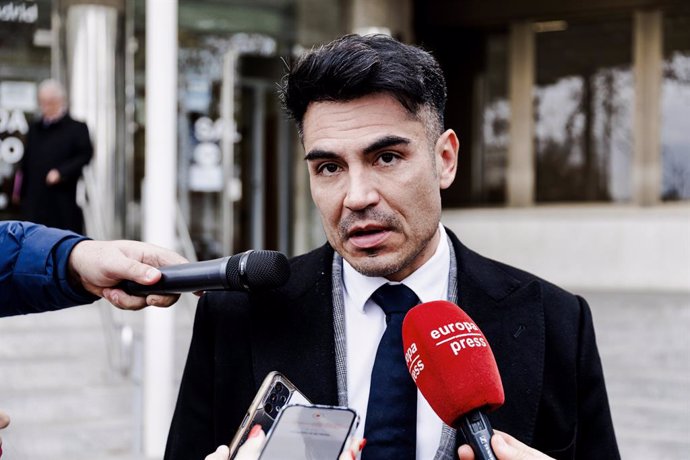 E abogado de Lesly Ochoa, Alfredo Arrien, a su llegada a declarar a los juzgados de Plaza de Castilla, a 8 de enero de 2025, en Madrid (España). La jueza que investiga a Nacho Cano por presuntos delitos contra los trabajadores de ‘Malinche’ toma declaraci