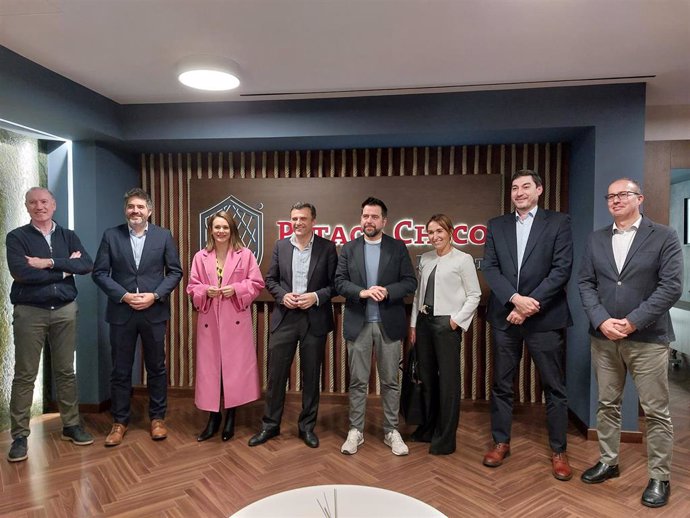 El delegado del Estado en la Zona Franca, Fran González, y el alcalde de Cádiz, Bruno García, en una visita a las instalaciones de la empresa Petaca Chico, ubicadas en el recinto fiscal gaditano.