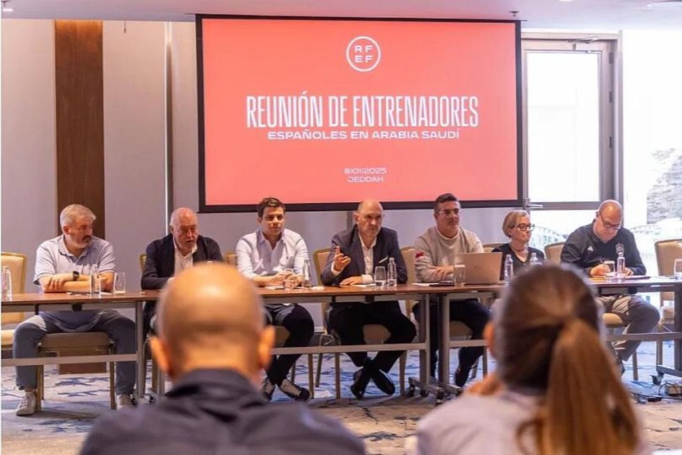 El presidente de la RFEF, Rafael Louzán, se reúne con los entrenadores españoles en Arabia Saudí.