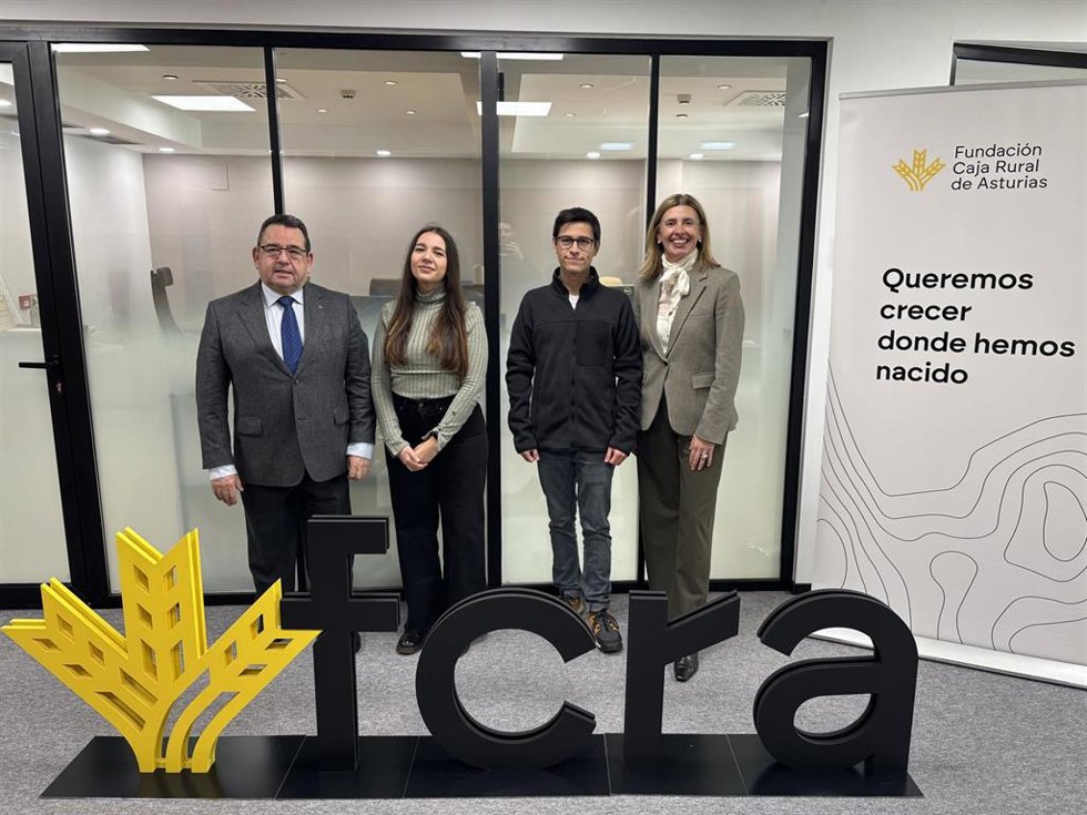 Imagen De Los Dos Estudiantes Que Han Obtenido Las Becas De 10.000 Euros Con El Presidente Y La Directora De Fundación Caja Rural