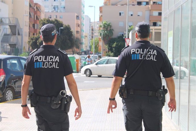 Archivo - Dos agentes de la Policía Local de Ibiza.