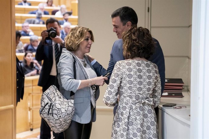 Archivo - (I-D) La senadora del PSOE, Susana Díaz; el presidente del Gobierno, Pedro Sánchez y la ministra de Hacienda, María Jesús Montero, a su salida de una sesión de control al Gobierno en el Senado, a 26 de abril de 2022. (Foto de archivo).