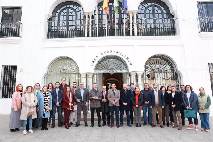 El presidente de Diputación, con la Corporación municipal de Sanlúcar, con su alcalde al frente, en la puerta del Consistorio.