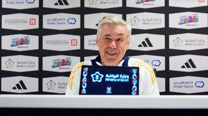 El enternador del Real Madrid, Carlo Ancelotti, en rueda de prensa en Arabia Saudí.