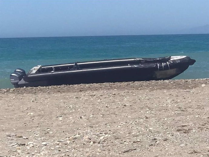 Archivo - Embarcación rápida o 'narcopatera' interceptada en Almería con 27 inmigrantes a bordo. 