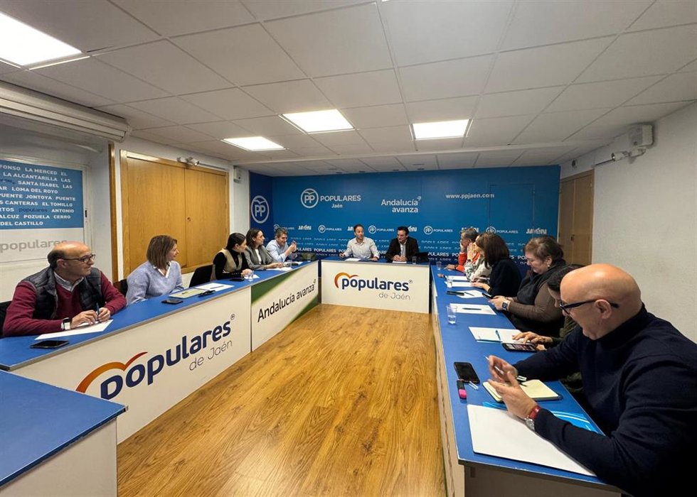 Erik Domínguez en la reunión con el exalcalde de Jaén Agustín González y los demás concejales del PP.