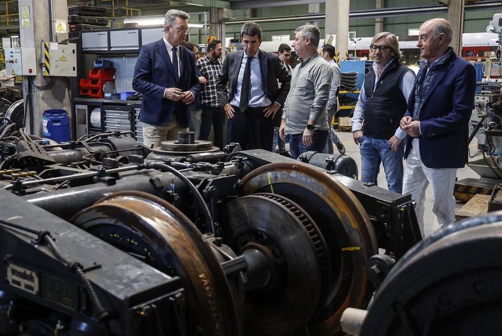 Archivo - El president de la Generalitat valenciana, Carlos Mazón (2i), durante la visita al puesto de mando provisional de Metrovalencia