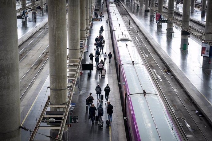 Archivo - Varias personas en una de las vías de la estación Puerta de Atocha-Almudena Grandes en Madrid (España).