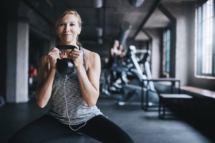 Archivo - Mujer en el gimnasio, ejercicio de fuerza