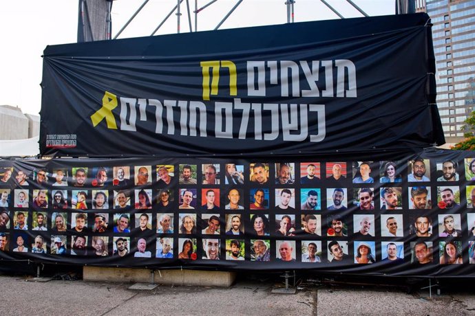 Archivo - Pancarta en Tel Aviv con el rostro de los rehenes secuestrados por Hamás el 7 de octubre de 2023.