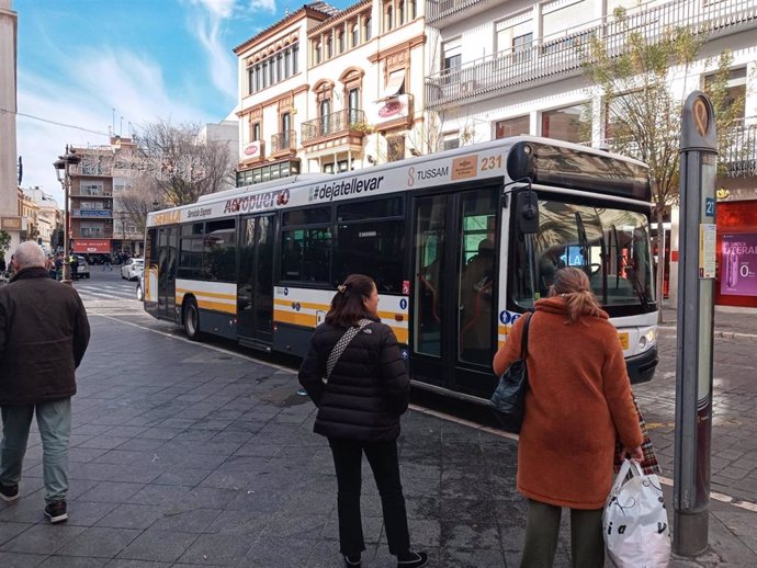 Un autobús vinilado que prestaba servicio al aeropuerto refuerza la línea 27.