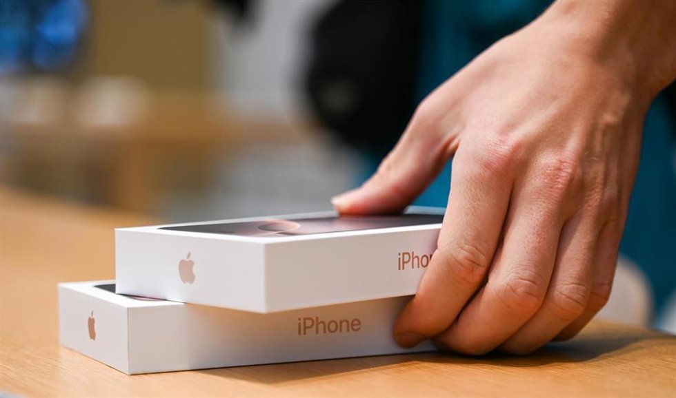 Archivo - Cajas de iPhone 16 en Alemania.