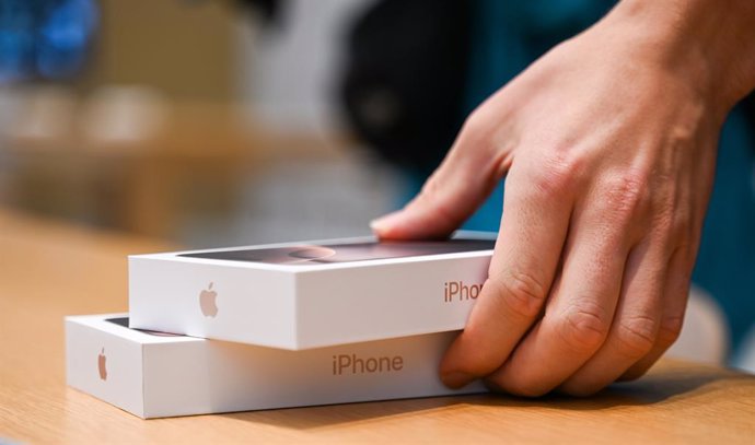 Archivo - 20 September 2024, Berlin: A man places two new iPhones 16 on a table in the Apple store in Mitte. Apple is focusing on better cameras and artificial intelligence in its new iPhones. However, users in the European Union will not initially experi