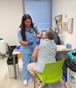 Archivo - Una enfermera de Osakidetza vacuna a un paciente contra la gripe