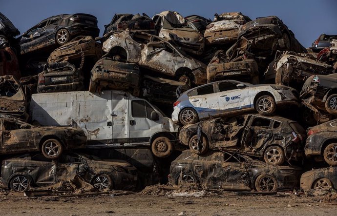 Archivo - Arxiu - Desballestament de vehicles afectats per la dana a un polígon de Catarroja, 