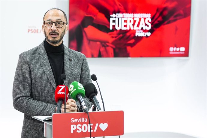 El secretario de Política Institucional y Formación del PSOE y vicepresidente del Congreso, Alfonso Rodríguez Gómez de Celis, ofrece una rueda de prensa en Sevilla. (Foto de archivo).