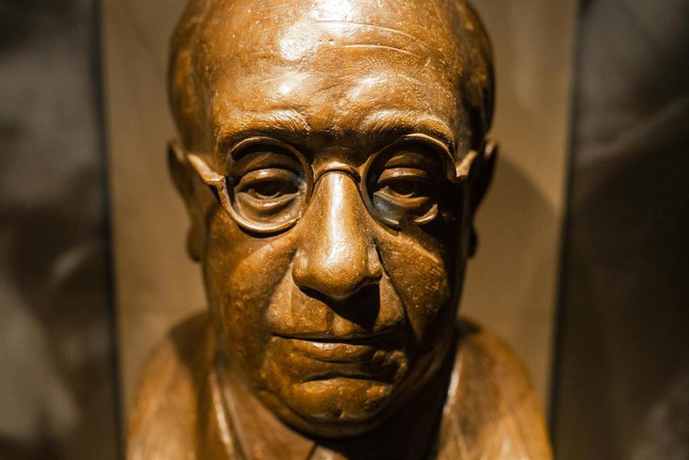 Archivo - Un retrato de Manuel Azaña en la exposición Azaña: intelectual y estadista. A los 80 años de su fallecimiento en el exilio, en el Ayuntamiento de Alcalá de Henares, a 17 de septiembre de 2021, en Madrid, (España).  Esta exposición pretende o