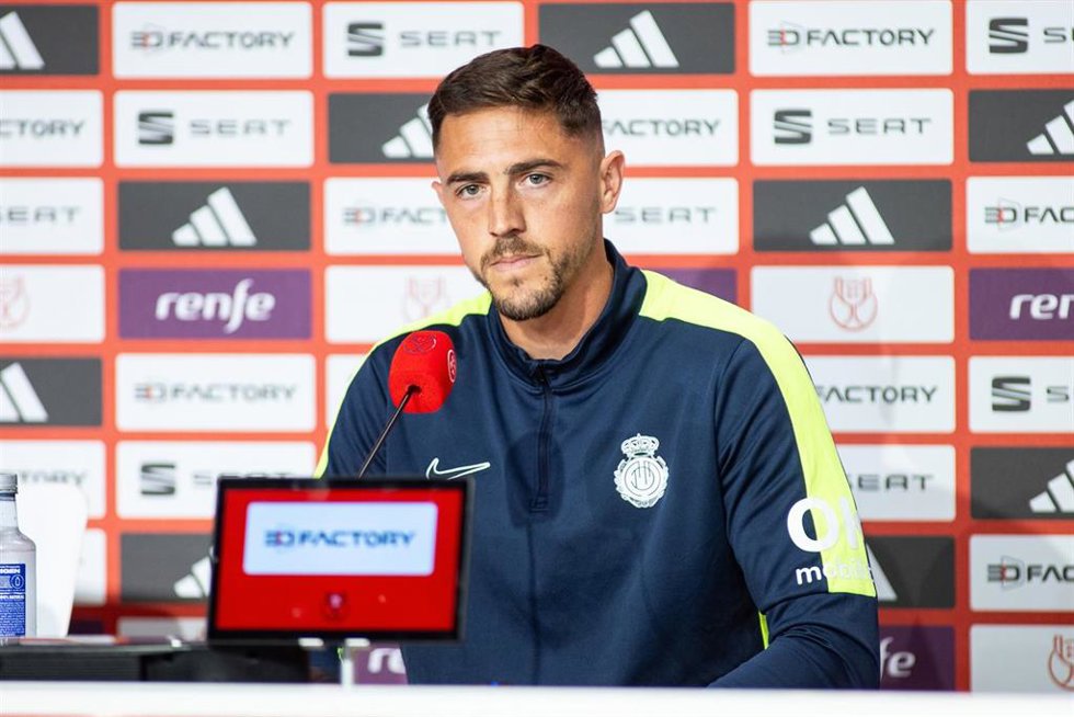 Archivo - El defensor del RCD Mallorca Antonio Raíllo durante una rueda de prensa.