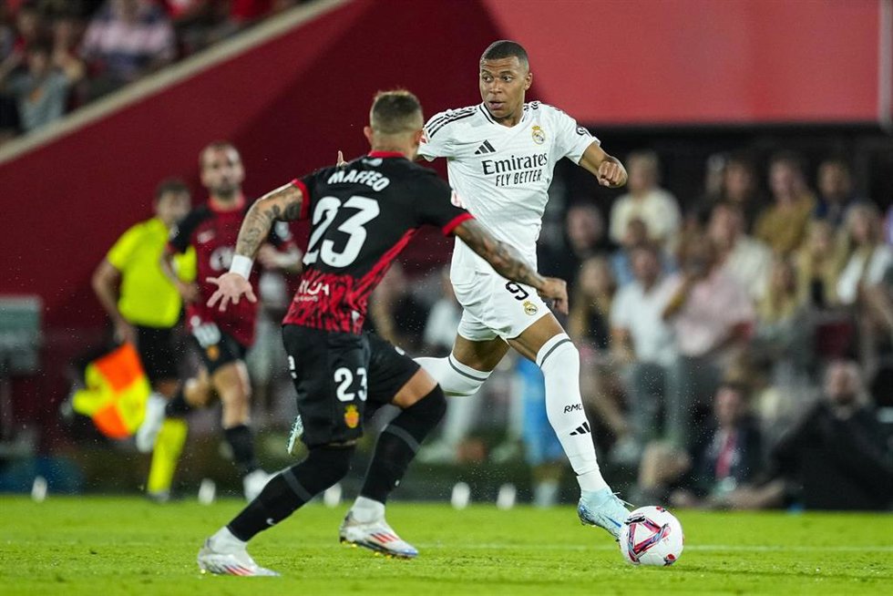 Archivo - El delantero del Real Madrid Kylian Mbappé encara al lateral del RCD Mallorca Pablo Maffeo, en Son Moix. 