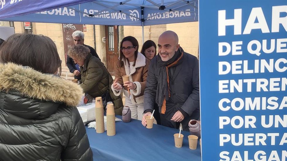 El líder del PP en Barcelona, Daniel Sirera, participa en una carpa en el distrito de Sarri-Sant Gervasi