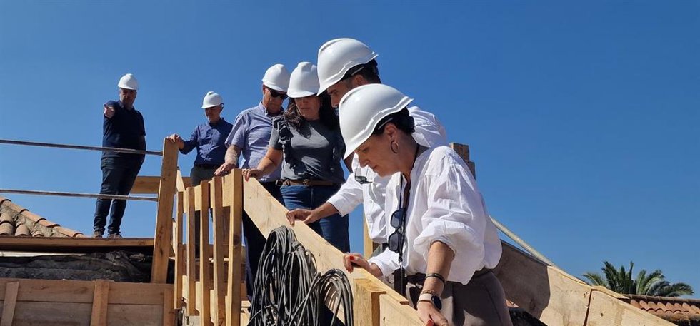 La directora insular de Patrimonio del Cabildo de Tenerife, Isabel de Esteban, en una visita a una obra