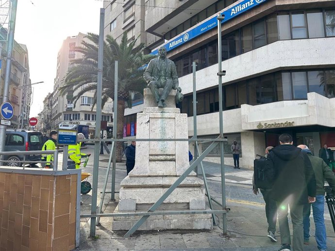Retirada de las chapas que rodean a la estatua de Bernabé Soriano en la plaza de la Constitución.