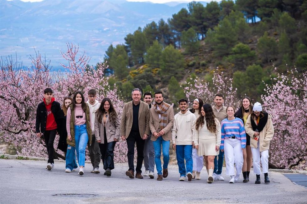 Archivo - El secretario general del PSOE-A, Juan Espadas, en una imagen de archivo en Moclín (Granada) en un acto público con Juventudes Socialistas de Andalucía