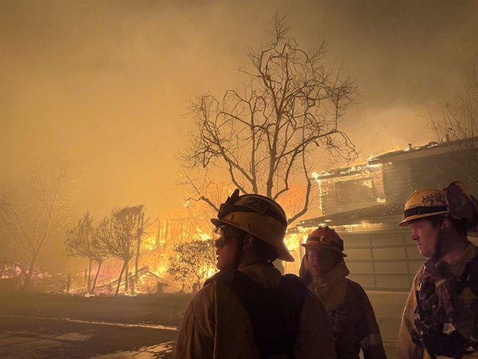 Dos bombers apagant les flames a Califòrnia