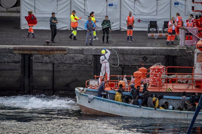 Archivo - Un cayuco a su llegada al puerto de La Restinga, a 7 de diciembre de 2024, en El Hierro, Canarias (España). 